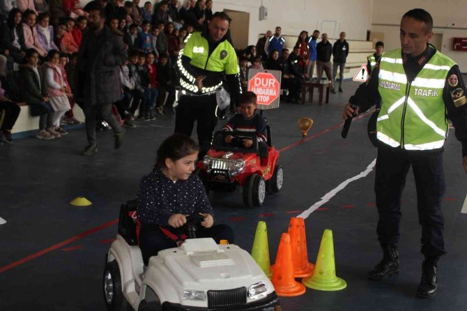 Uzundere’de Minik Öğrenciler İçin Trafik Parkuru Kuruldu