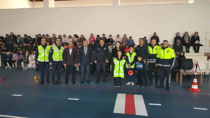 Uzundere’de Minik Öğrenciler İçin Trafik Parkuru Kuruldu