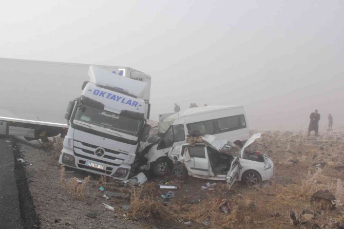 Van’da 3 Aracın Karıştığı Trafik Kazasında 1 Kişi Öldü, 1 Kişi De Yaralandı