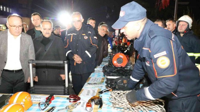 Çorba İçerken Masaların Altına Girdiler
