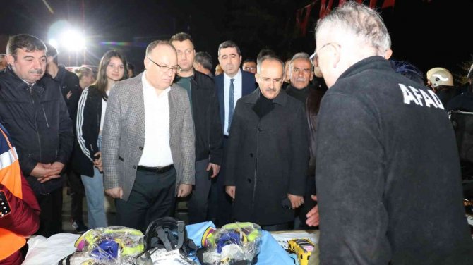 Çorba İçerken Masaların Altına Girdiler