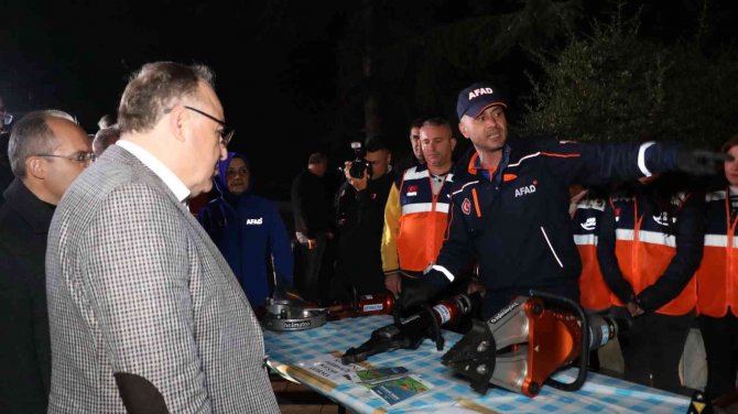 Çorba İçerken Masaların Altına Girdiler