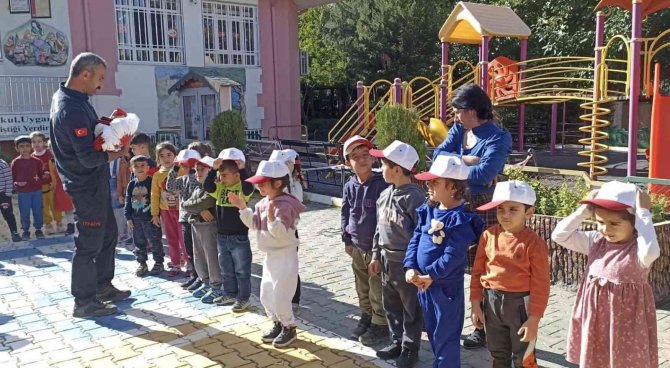 İ̇tfaiyecilerden, Minik Öğrencilere Yangın Eğitimi