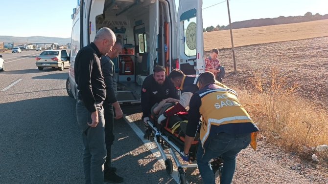 Hafif Ticari Araç Şarampole Yuvarlandı: 5 Yaralı