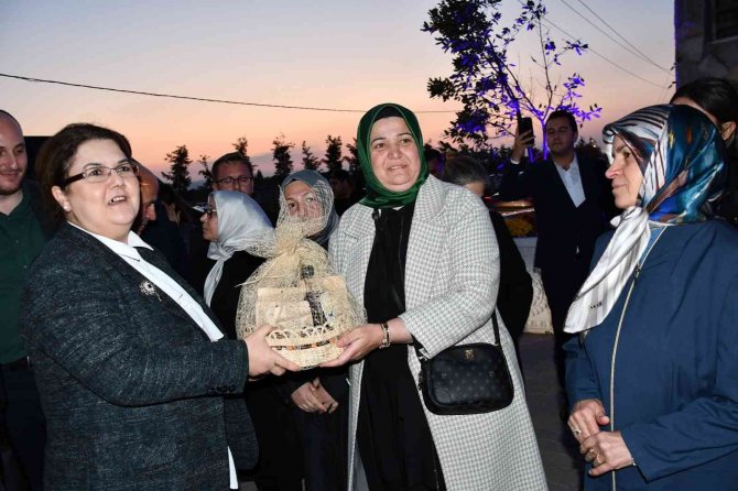 Bakan Yanık, Altınova’da Gençlerle Buluştu