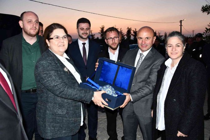 Bakan Yanık, Altınova’da Gençlerle Buluştu