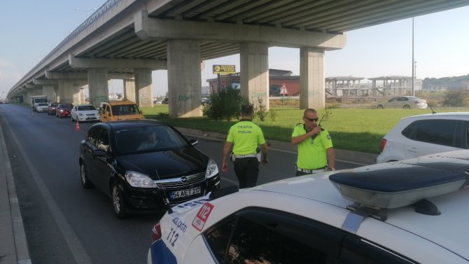 Kırmızı Işıkta Geçen Otomobil, Polisin ’Dur’ İhtarına Uymayarak Böyle Kaçtı