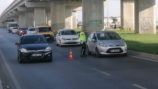 Kırmızı Işıkta Geçen Otomobil, Polisin ’Dur’ İhtarına Uymayarak Böyle Kaçtı