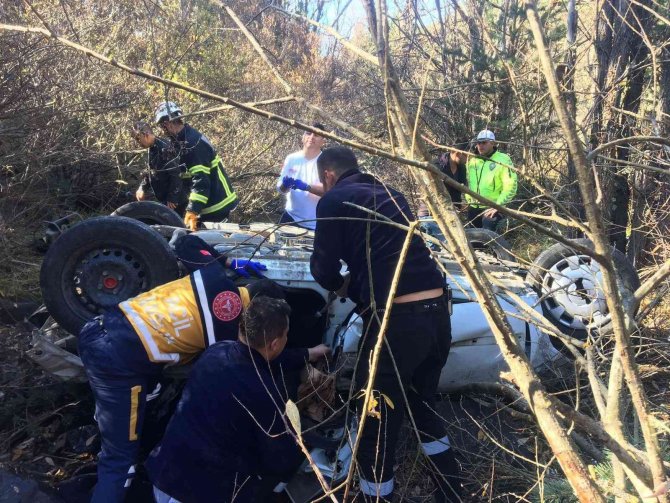 Bolu’da Otomobil Şarampole Devrildi: 2 Ölü