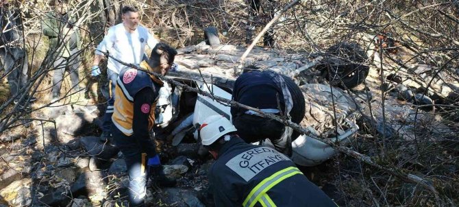 Bolu’da Otomobil Şarampole Devrildi: 2 Ölü