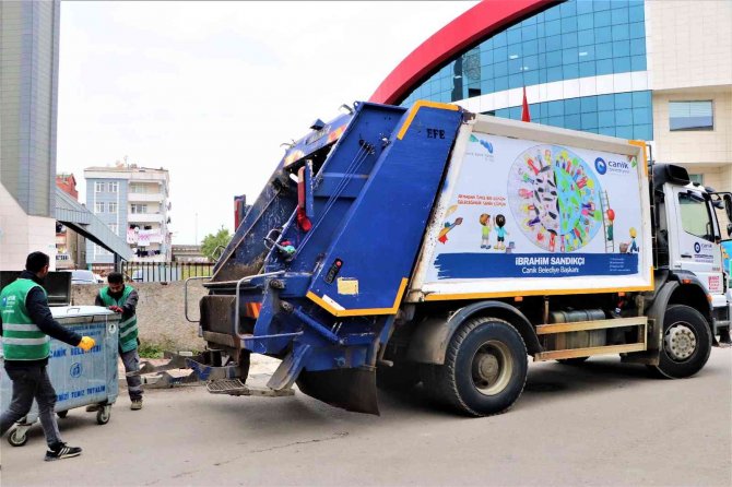 Dev Çöp Kamyonlarına Çocuk Eli Değdi