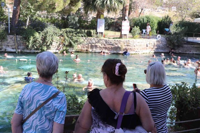 Kilometrelerce Yol Gelen Turistler Kleopatara’da Şifa Arıyor