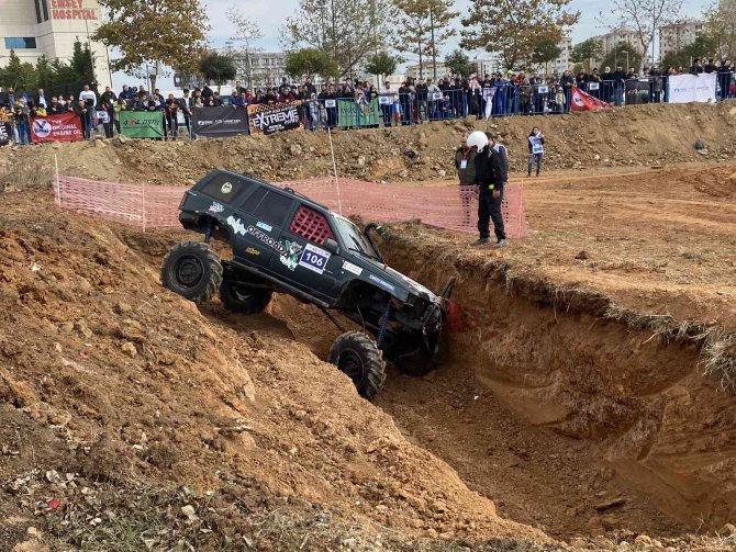 Dev Arazi Araçlarının Engellerde Yaşadığı Zor Anlar Kamerada