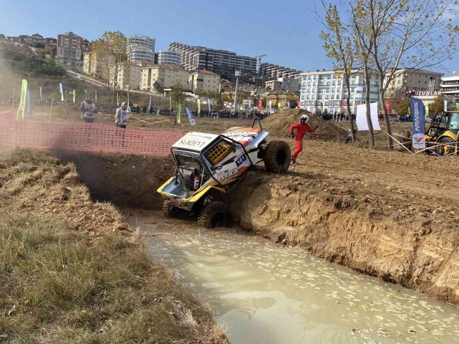Dev Arazi Araçlarının Engellerde Yaşadığı Zor Anlar Kamerada