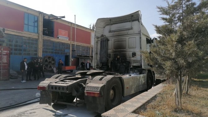 Tamire Getirilen Tırda Yangın Çıktı