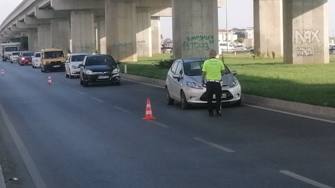Kırmızı Işıkta Geçen Otomobil, Polisin ’Dur’ İhtarına Uymayarak Böyle Kaçtı
