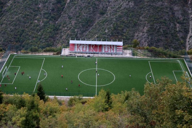 Dağların Zirvesinde Futbol Oynuyorlar