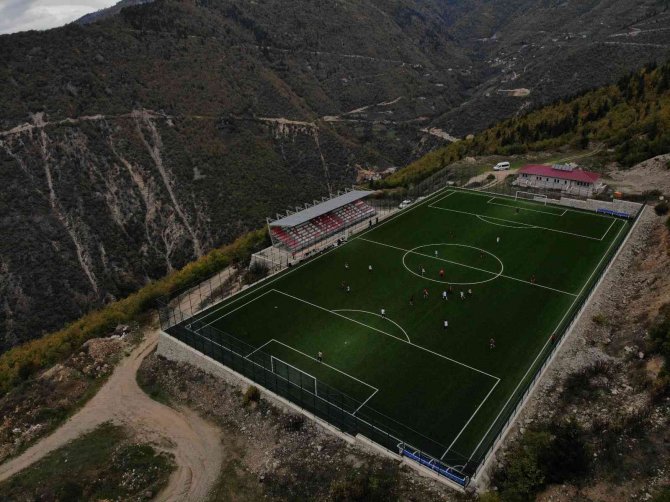 Dağların Zirvesinde Futbol Oynuyorlar