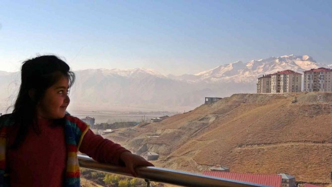 Yüksekova’nın Yüksekleri Kesimleri Beyaza Büründü