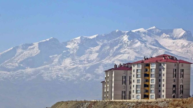 Yüksekova’nın Yüksekleri Kesimleri Beyaza Büründü