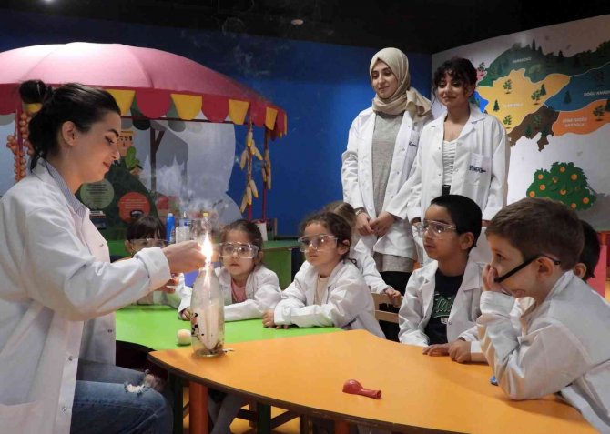 Antalya Bilim Merkezi’nde Miniklere Bilim Aşılanıyor