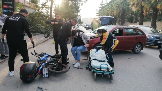 Otomobil İle Çarpışan Motosiklet Savruldu: 2 Yaralı