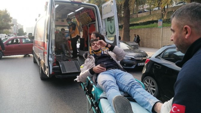 Otomobil İle Çarpışan Motosiklet Savruldu: 2 Yaralı