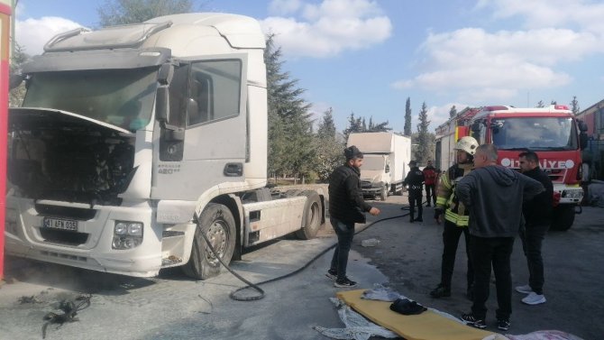 Tamire Getirilen Tırda Yangın Çıktı