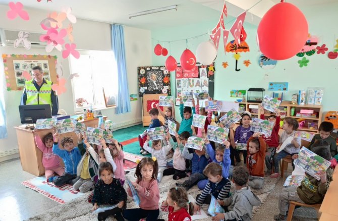 Köyceğiz Jandarması Minikleri Sevindirdi