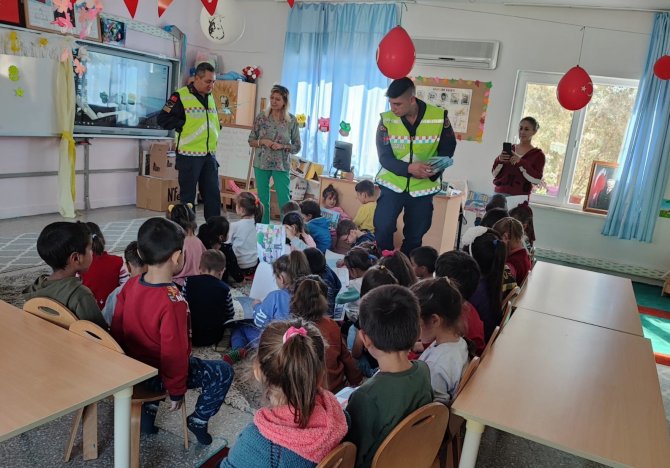 Köyceğiz Jandarması Minikleri Sevindirdi