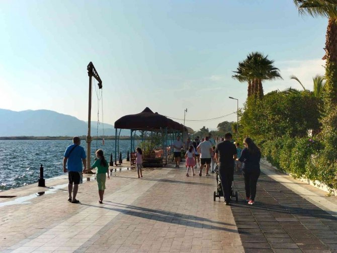 Köyceğiz’de Kasım Ortasında Sıcaklık 29 Dereceyi Gösterdi