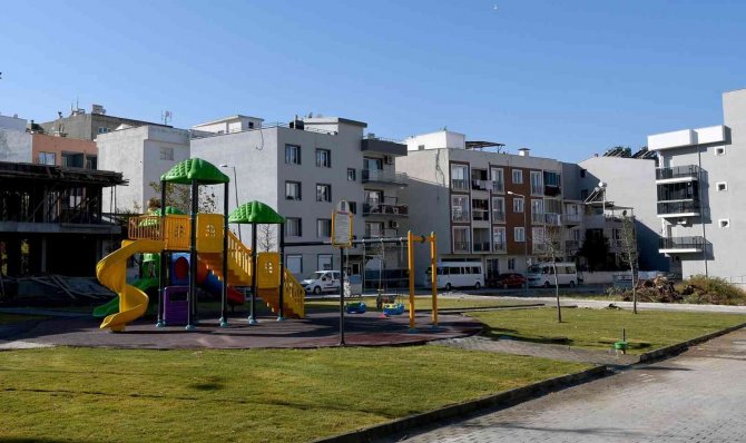 Kuşadası Belediyesi Sanatla Yeşilli Birleştiriyor