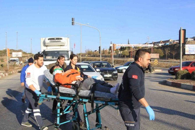Otomobille Çarpışan Motosikletteki 2 Genç Yaralandı