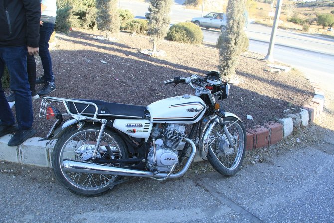 Otomobille Çarpışan Motosikletteki 2 Genç Yaralandı