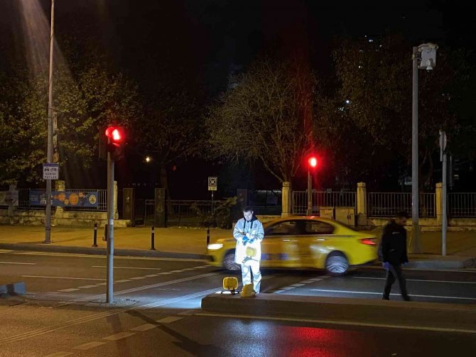Kağıthane’de Kırmızı Işıkta Bekleyen Lüks Araca Silahlı Saldırı: 1 Ölü