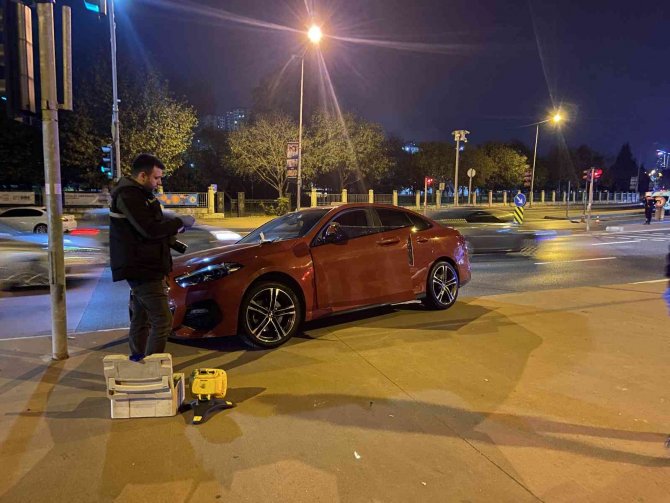 Kağıthane’de Kırmızı Işıkta Bekleyen Lüks Araca Silahlı Saldırı: 1 Ölü