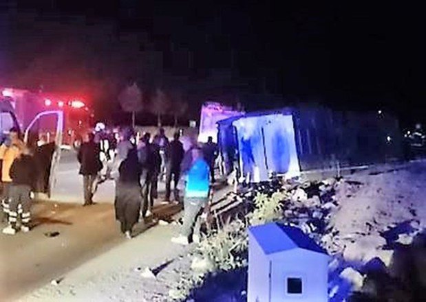 Yolcu Otobüsü Hafriyat Kamyonuyla Çarpıştı; 2’si Ağır 12 Yaralı