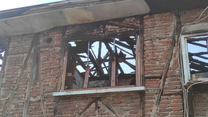 Alevlere Teslim Olan Evde 2 Kişi Hayatını Kaybetti, 3 Kişi Yaralandı