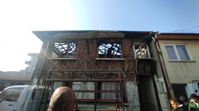 Alevlere Teslim Olan Evde 2 Kişi Hayatını Kaybetti, 3 Kişi Yaralandı