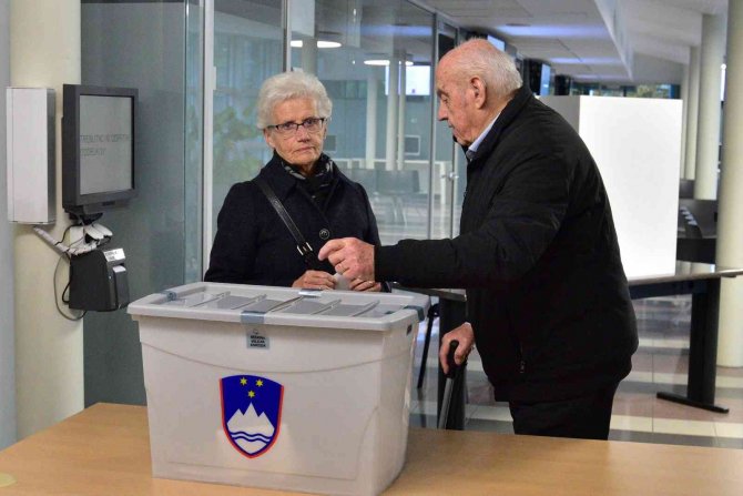 Slovenya’da Halk Cumhurbaşkanlığı Seçiminin İkinci Turunda Sandık Başında