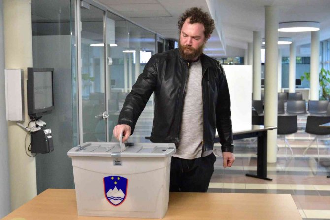 Slovenya’da Halk Cumhurbaşkanlığı Seçiminin İkinci Turunda Sandık Başında