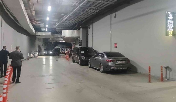 Beşiktaş Stada Geldi Ve Tesislere Geri Döndü