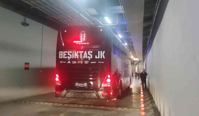 Beşiktaş Stada Geldi Ve Tesislere Geri Döndü