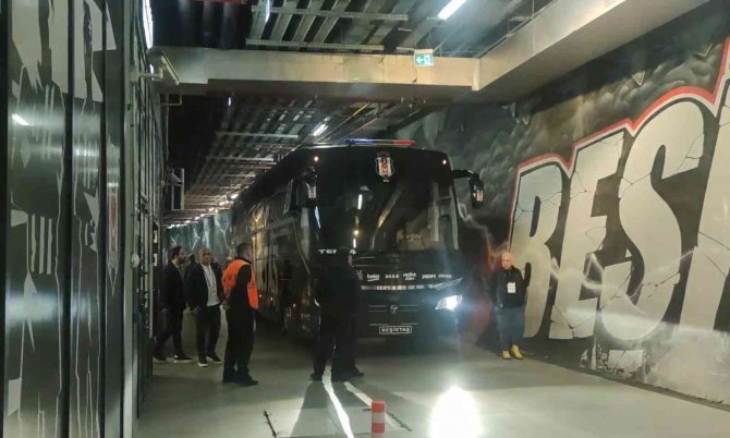 Beşiktaş Stada Geldi Ve Tesislere Geri Döndü