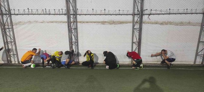 Halı Saha Oyuncularından "Çök-kapan-tutun" Tatbikatına Destek