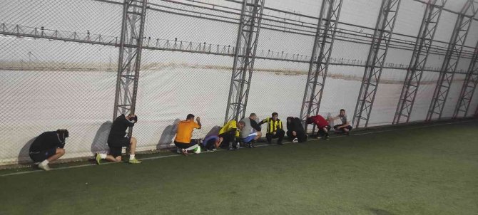 Halı Saha Oyuncularından "Çök-kapan-tutun" Tatbikatına Destek