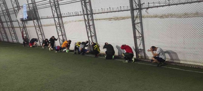 Halı Saha Oyuncularından "Çök-kapan-tutun" Tatbikatına Destek