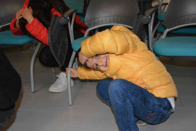 Selendi’de "Çök Kapan Tutun" Tatbikatı