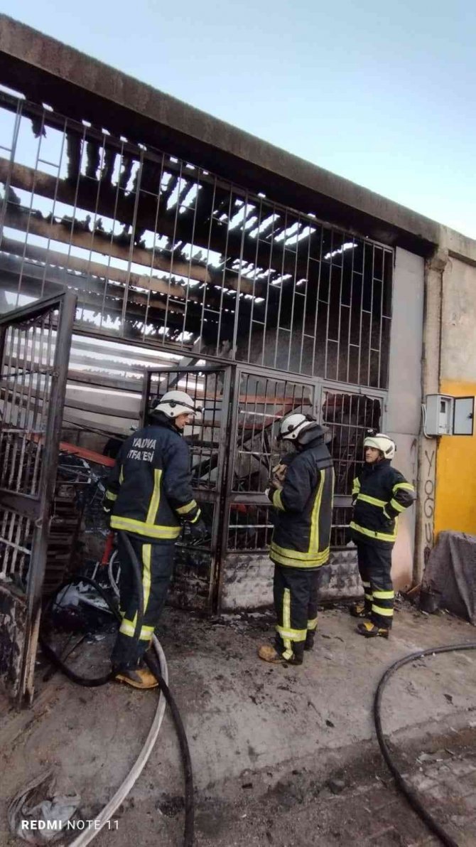 Yalova’da Sanayi Sitesindeki Depo Yangını Korkuttu