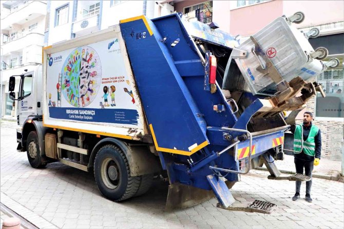 Dev Çöp Kamyonlarına Çocuk Eli Değdi